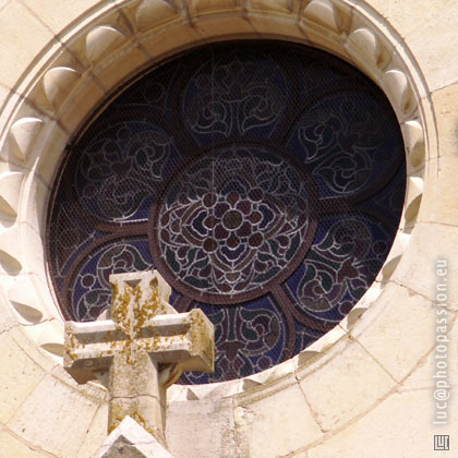 Rosace au-dessus du portail de l'�glise.